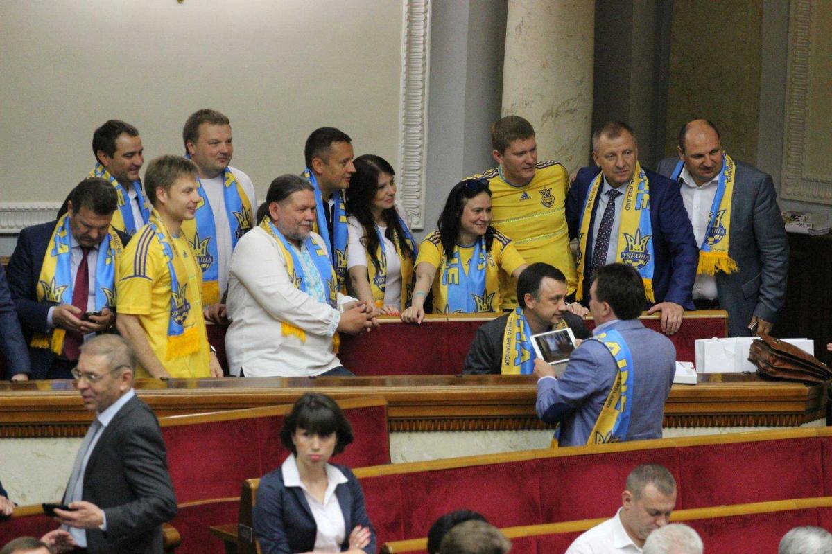 Депутаты пришли в Раду в шарфах украинской сборной