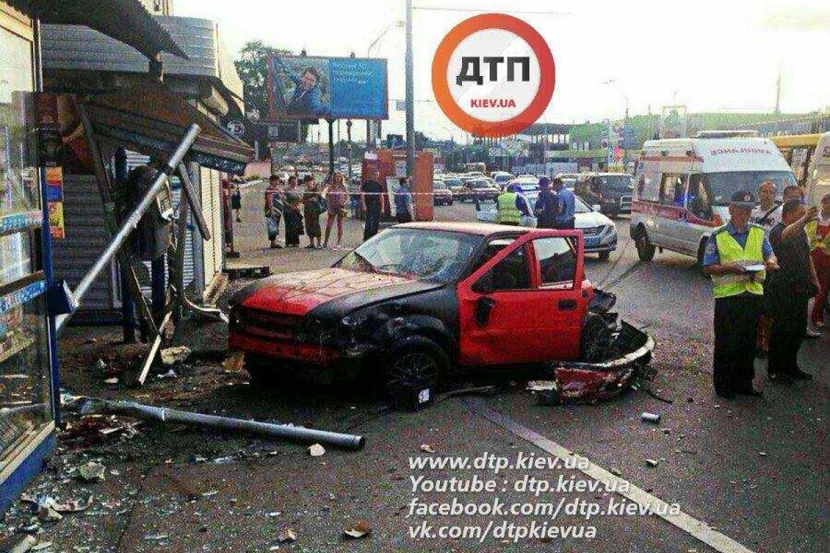 В Киеве автомобиль влетел в остановку: есть погибший и раненые В Киеве автомобиль влетел в остановку: есть погибший и раненые