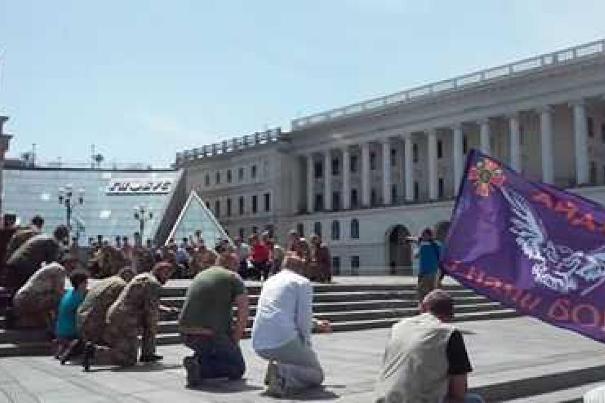 Киевляне на коленях прощались с бойцом "Айдара" Киевляне на коленях прощались с бойцом "Айдара"
