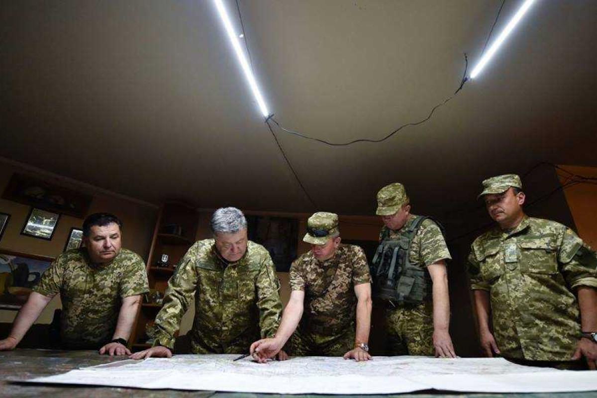 Волонтер передал слова Порошенко: "Кто сказал, что ответный огонь запрещен?" Волонтер передал слова Порошенко: "Кто сказал, что ответный огонь запрещен?"