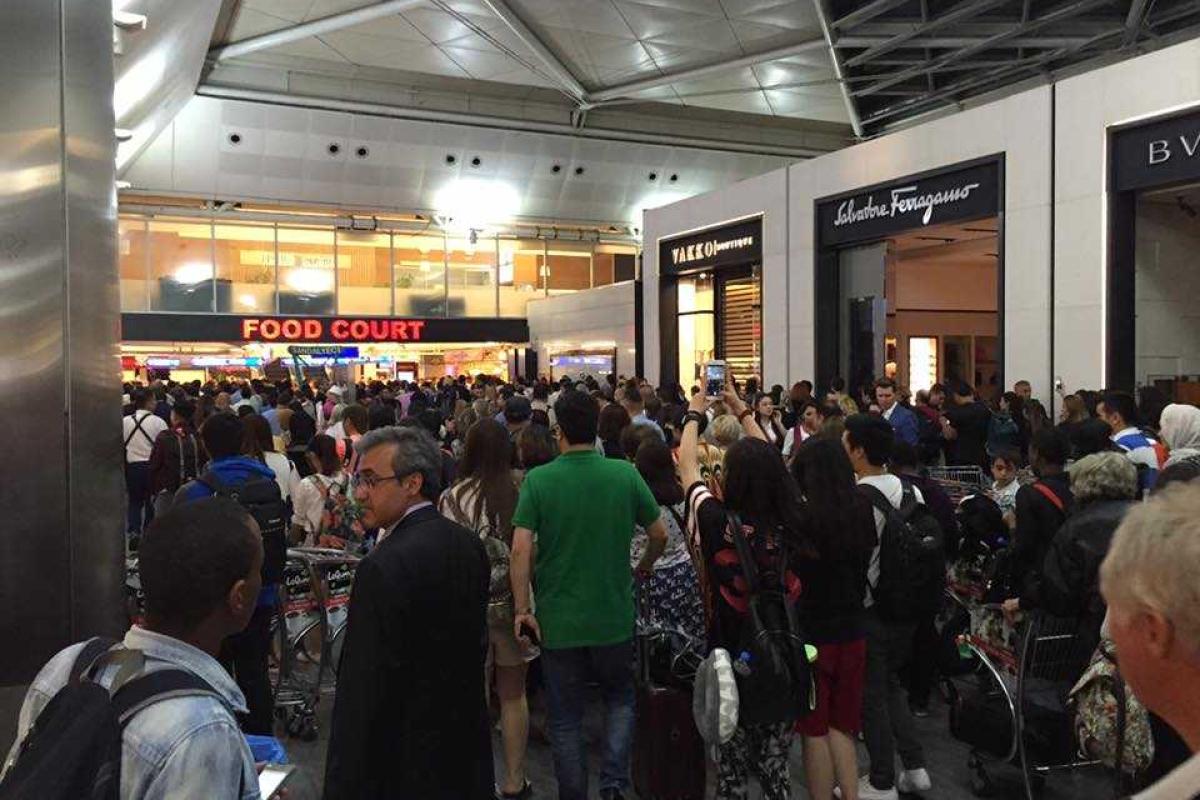 Море слез, глубочайшей истерики и полной растерянности в лицах, - очевидец теракта в Стамбуле Море слез, глубочайшей истерики и полной растерянности в лицах, - очевидец теракта в Стамбуле