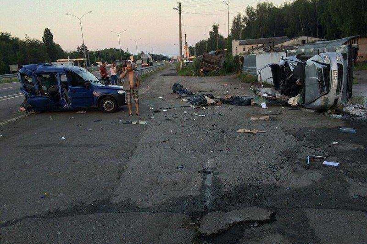 Ужасное ДТП на Киевщине: 3 человека погибли, 5 - в больнице Ужасное ДТП на Киевщине: 3 человека погибли, 5 - в больнице