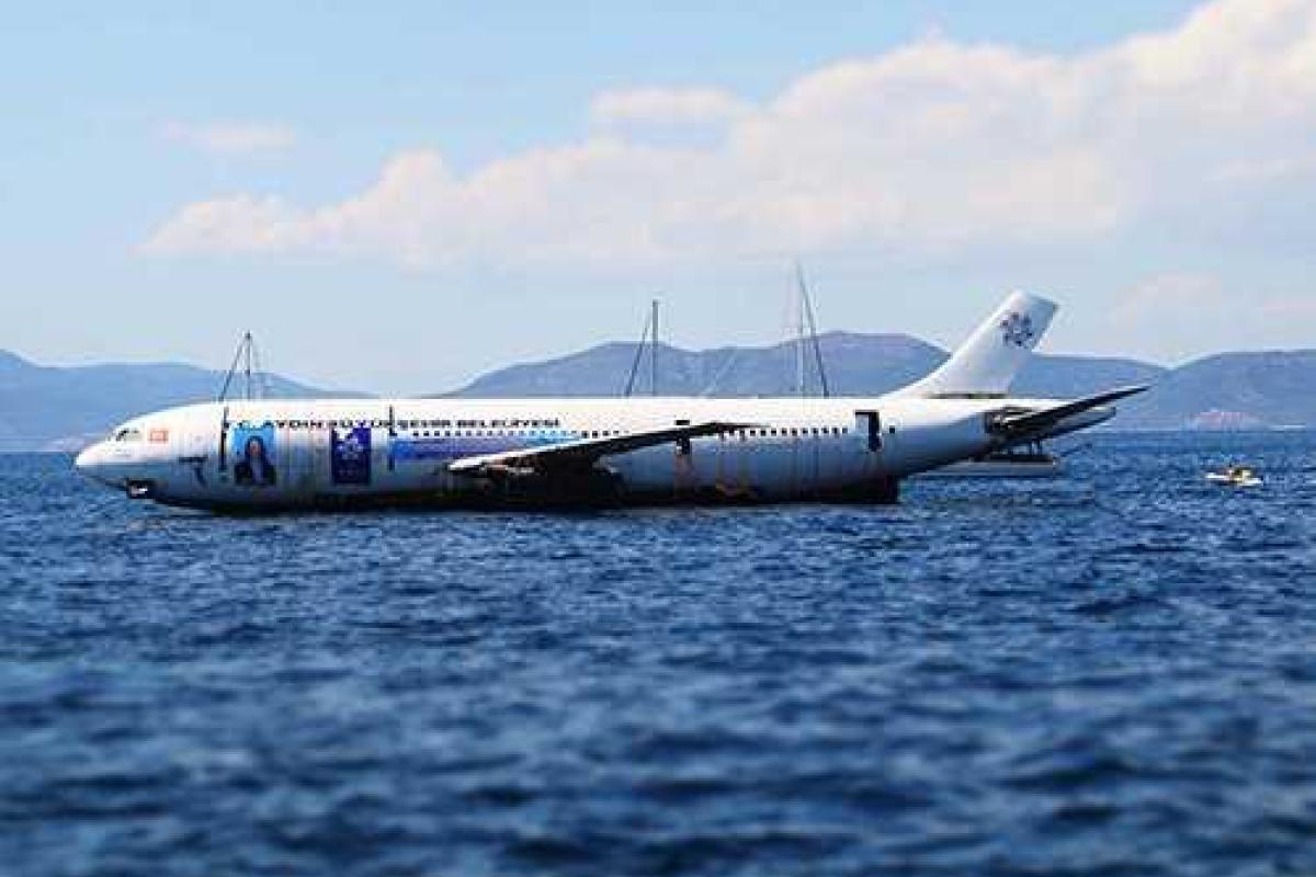 В Турции ради развития туризма затопили авиалайнер В Турции ради развития туризма затопили авиалайнер