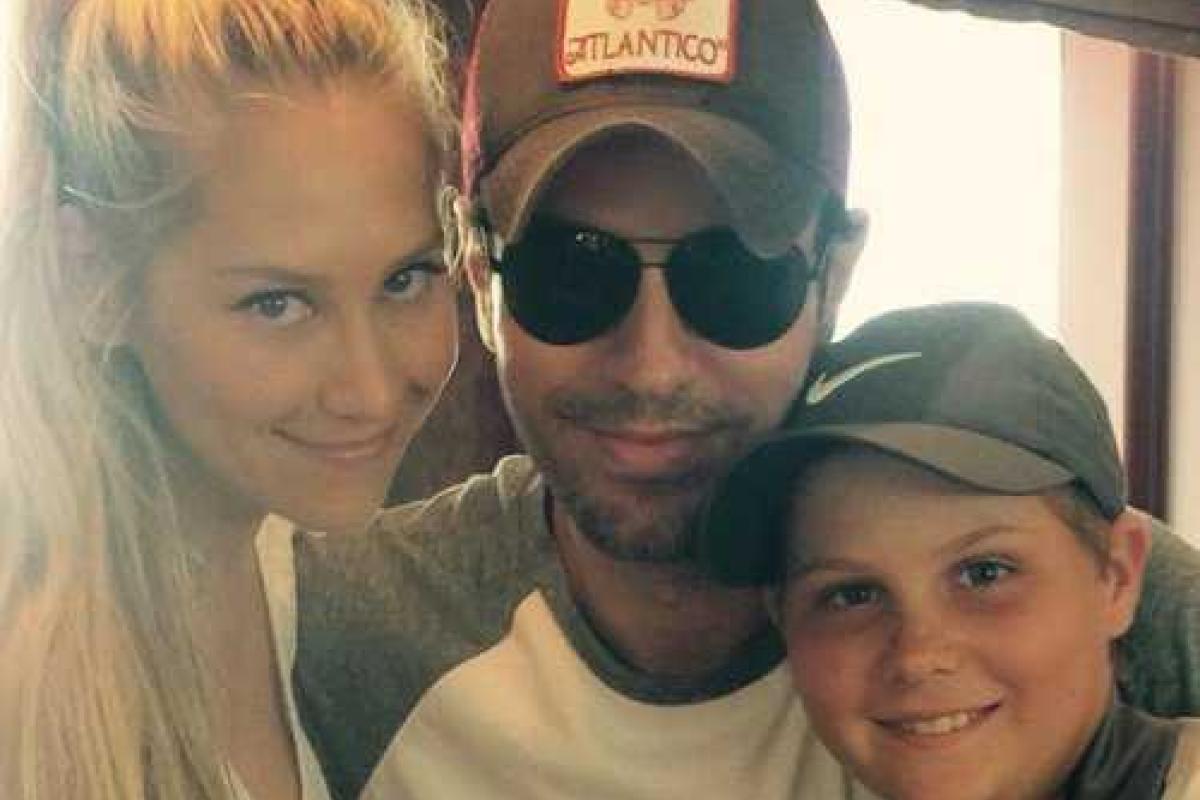 Анна Курникова показала семейное фото с Энрике Иглесиасом 