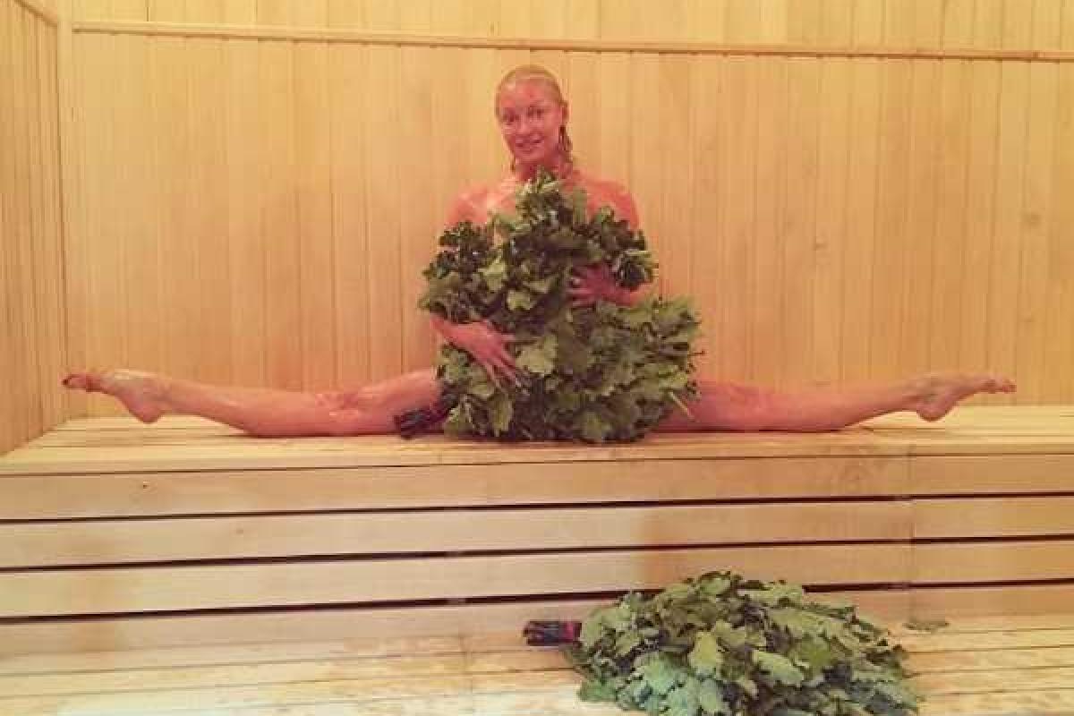 Полностью обнаженная Анастасия Волочкова села на шпагат в бассейне