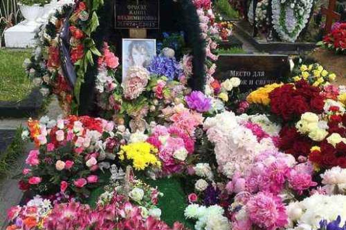 Сын Жанны Фриске передал для мамы одуванчик в годовщину ее смерти