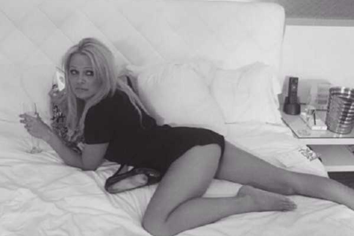 Нестареющая Памела Андерсон шокировала постельным фото