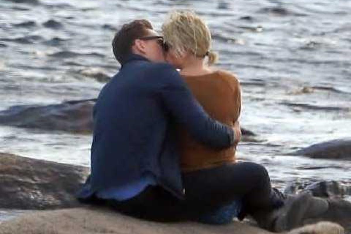 СМИ: Тейлор Свифт изменяла своему возлюбленному с Томом Хиддлстоном СМИ: Тейлор Свифт изменяла своему возлюбленному с Томом Хиддлстоном