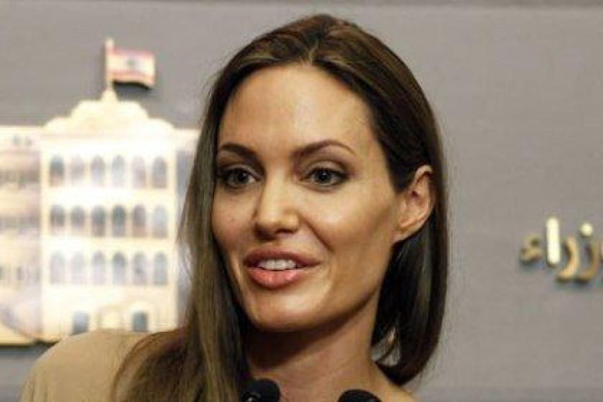 Анджелину Джоли муж заставляет набирать вес