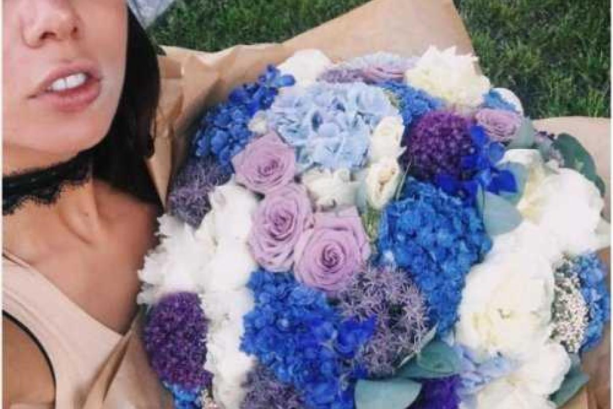 Анна Седокова похвасталась романтичным букетом