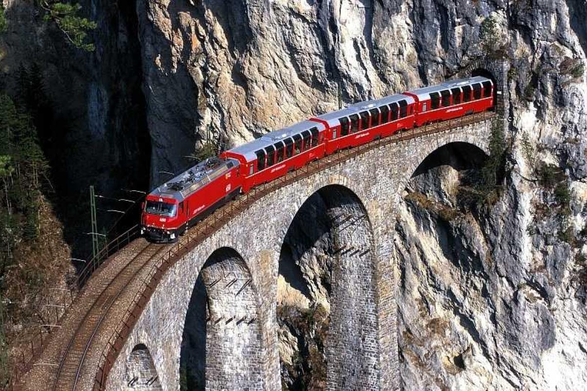 Самый длинный в мире железнодорожный тоннель официально открыли в Швейцарии Самый длинный в мире железнодорожный тоннель официально открыли в Швейцарии