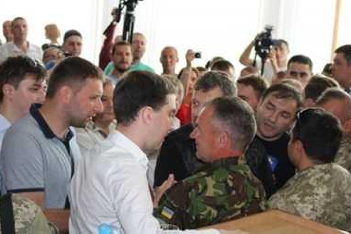 В Ровно дерущихся депутатов разнимала Нацгвардия В Ровно дерущихся депутатов разнимала Нацгвардия