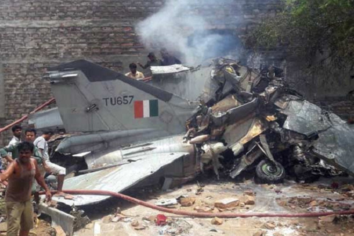 В Индии истребитель врезался в здание: опубликовано видео с места крушения В Индии истребитель врезался в здание: опубликовано видео с места крушения