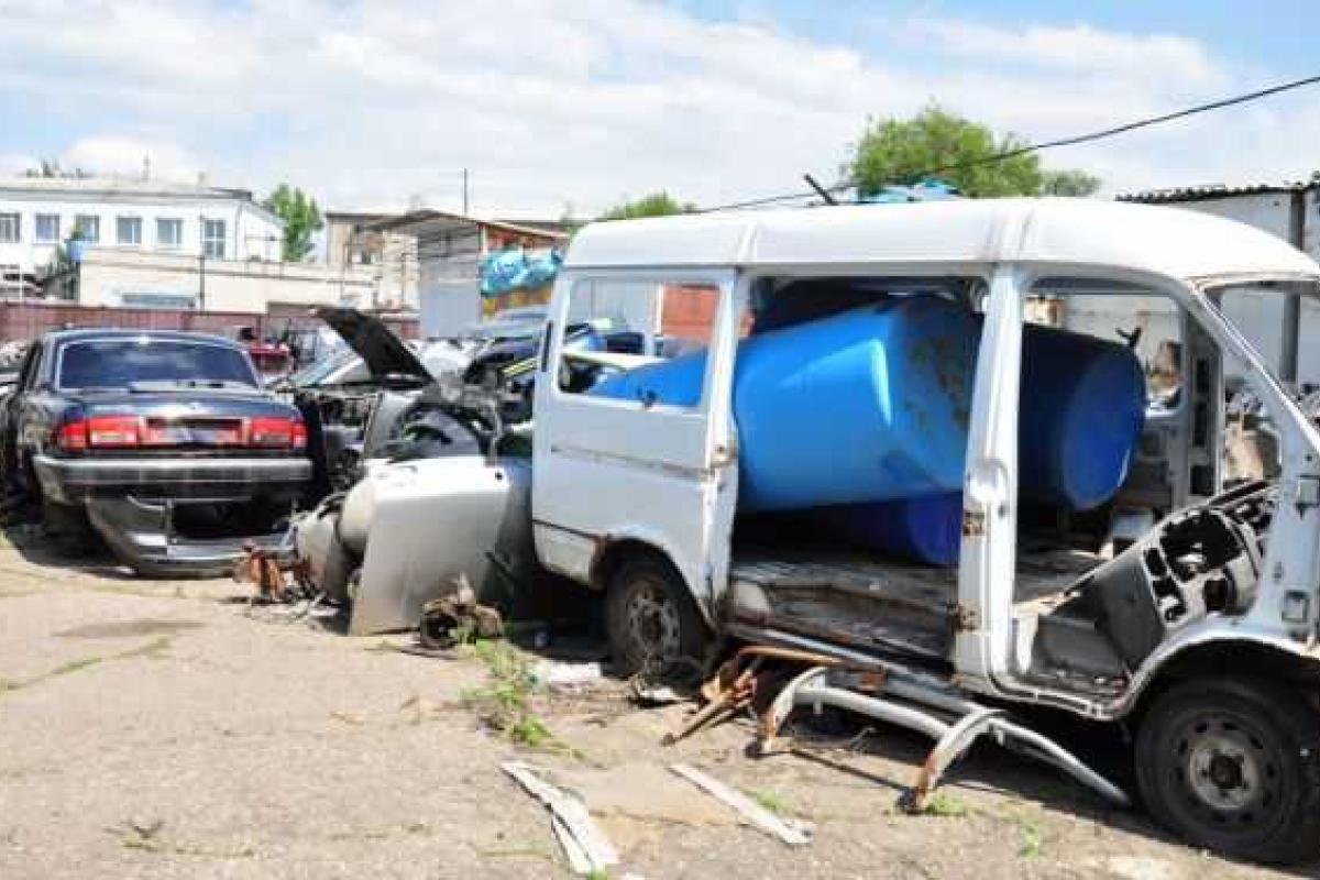 В центре оккупированного Луганска обнаружили «кладбище автомобилей»