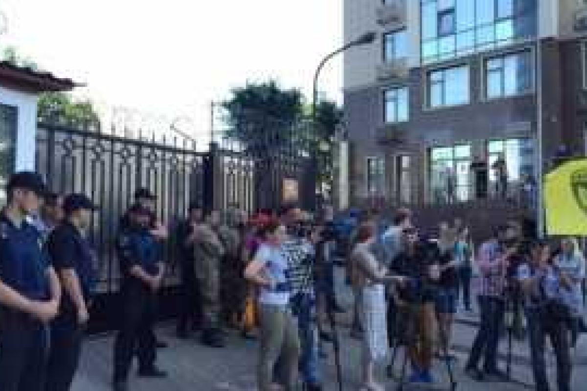 Активисты заблокировали российское консульство в Одессе, не дав провести прием ко Дню России Активисты заблокировали российское консульство в Одессе, не дав провести прием ко Дню России