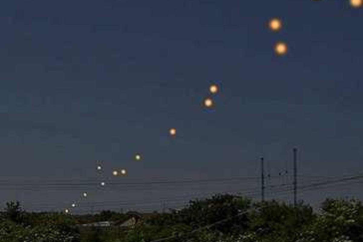 Жители Аляски напуганы массовым появлением НЛО в небе Жители Аляски напуганы массовым появлением НЛО в небе