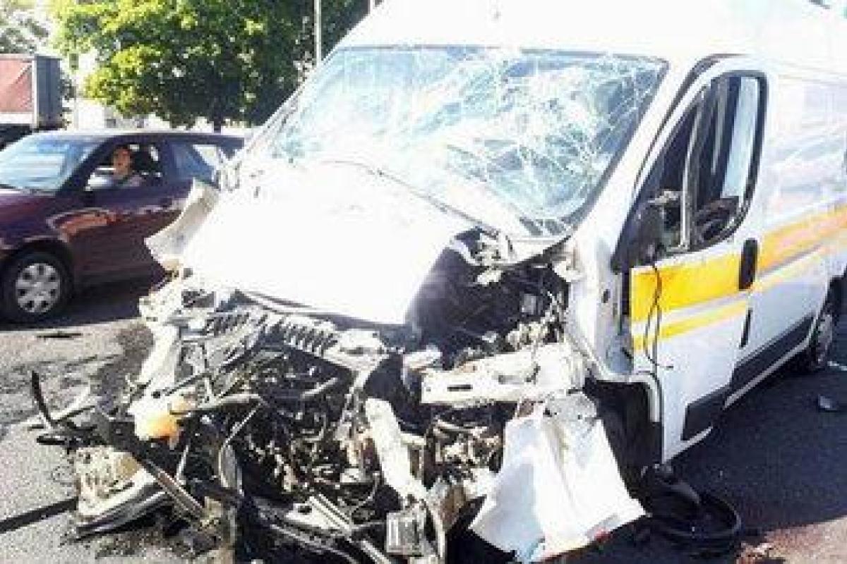 Страшное ДТП в России: грузовик влетел в полную людей маршрутку Страшное ДТП в России: грузовик влетел в полную людей маршрутку