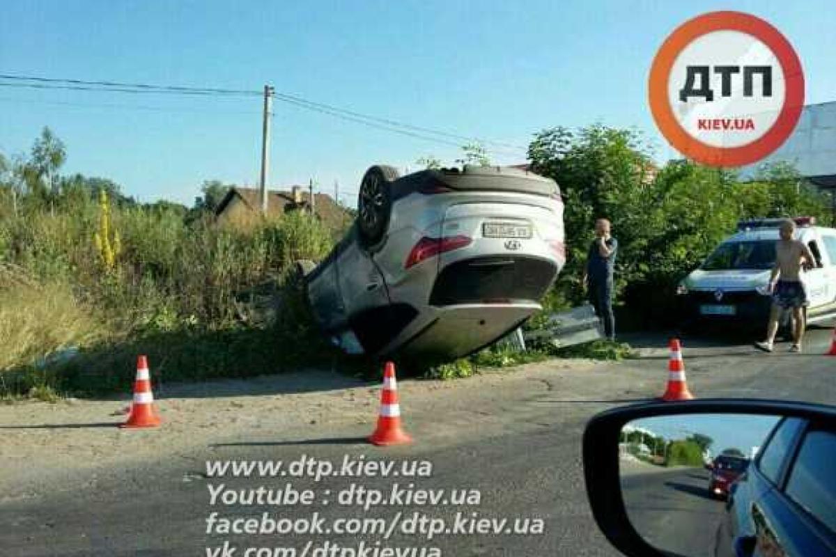 Под Киевом "Хюндай" опрокинулся на крышу, есть пострадавшие Под Киевом "Хюндай" опрокинулся на крышу, есть пострадавшие