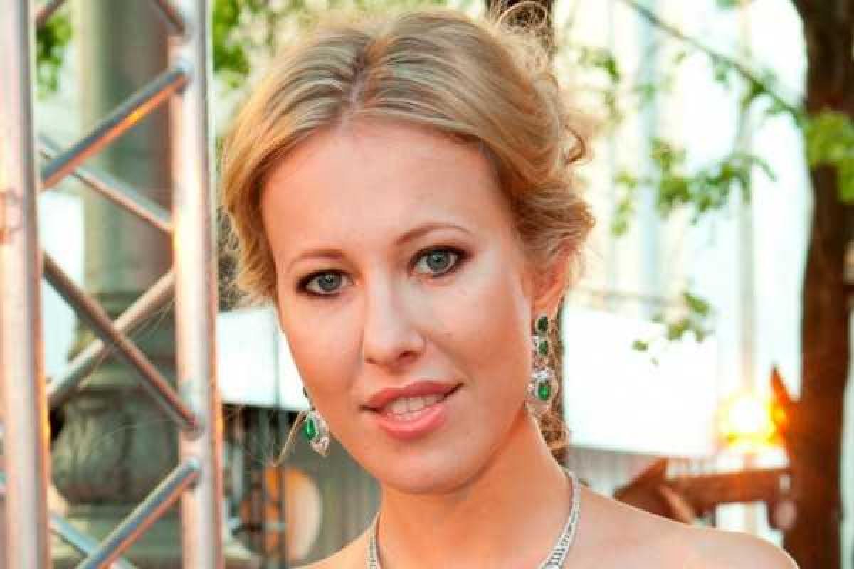 Собчак выставила напоказ грудь в мокром купальнике