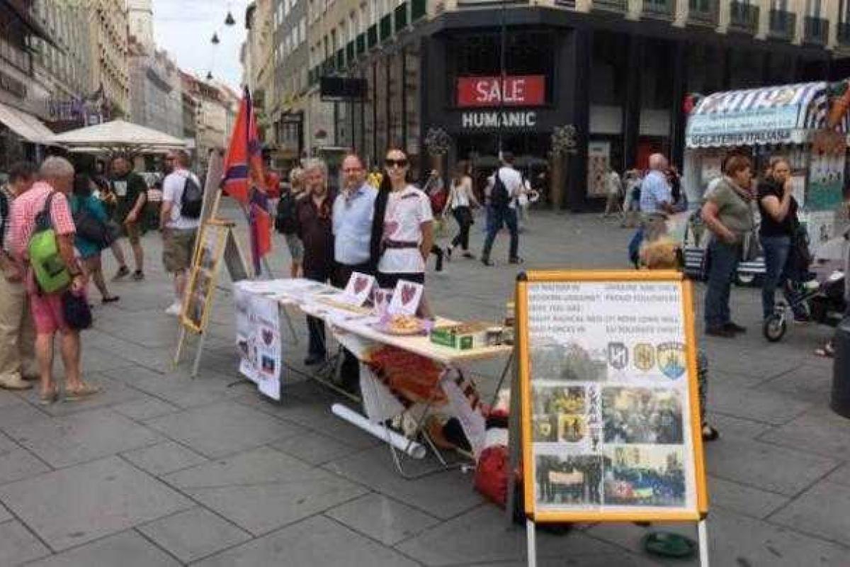 В центре Вены «ЛНРовцы» побираются «на развитие республики» В центре Вены «ЛНРовцы» побираются «на развитие республики»
