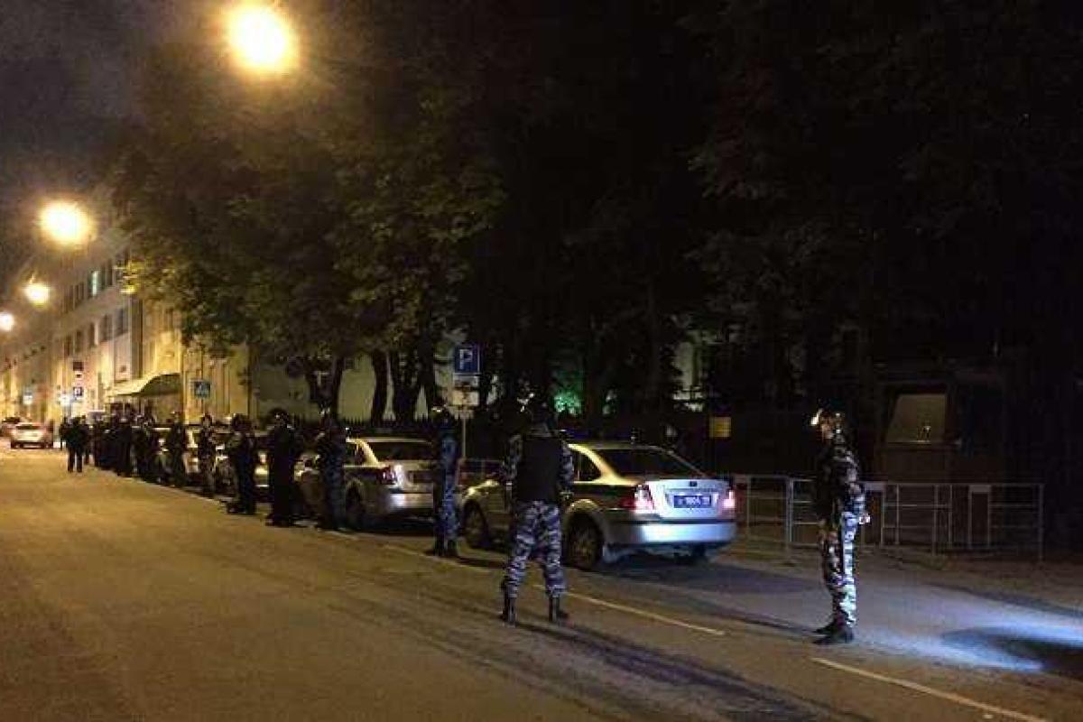 «Бандеровцев к ответу»: В Москве неизвестные атаковали посольство Украины «Бандеровцев к ответу»: В Москве неизвестные атаковали посольство Украины