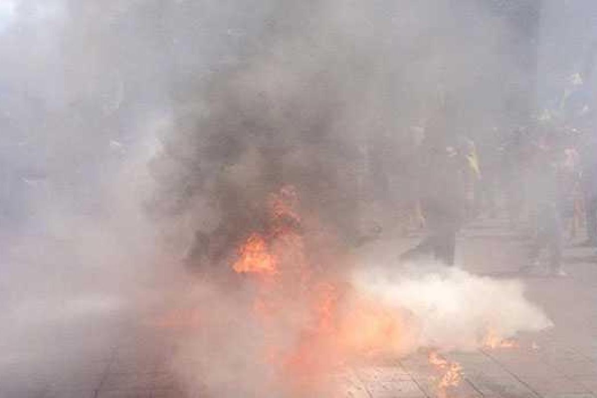 Под мэрией Одессы активисты подожгли шины 