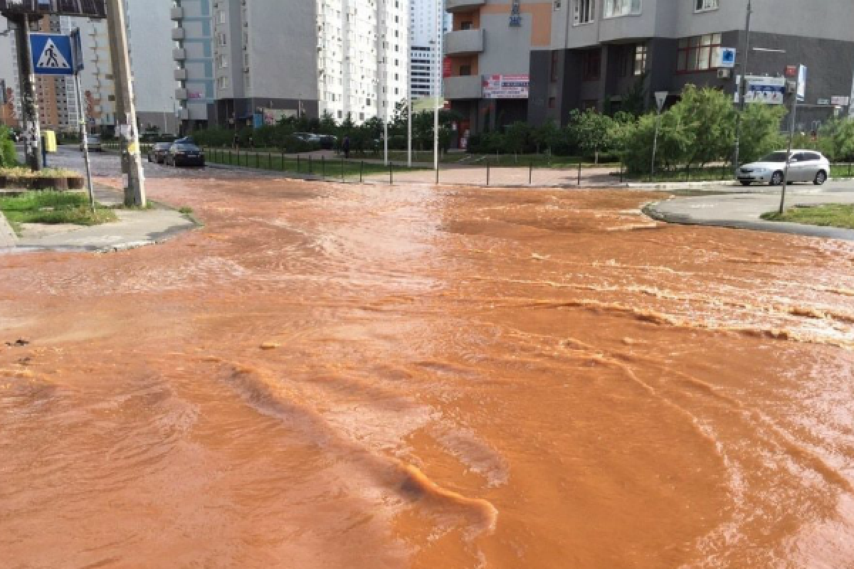В Киеве посреди улицы забил ржавый "гейзер" В Киеве посреди улицы забил ржавый "гейзер"