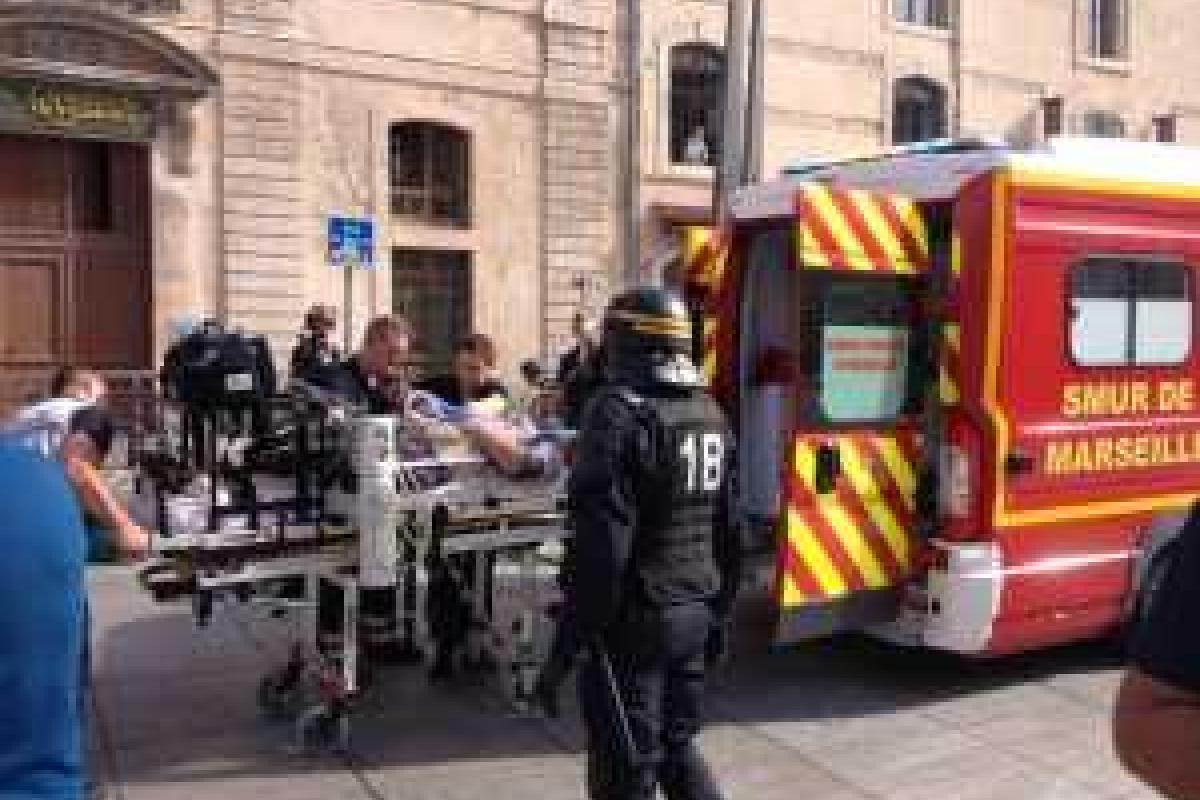 Врачи борются за жизнь английского болельщика, избитого российскими фанатами в Марселе Врачи борются за жизнь английского болельщика, избитого российскими фанатами в Марселе