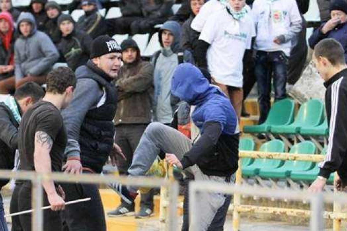 В Полтаве драка на футболе едва не закончилась стрельбой В Полтаве драка на футболе едва не закончилась стрельбой