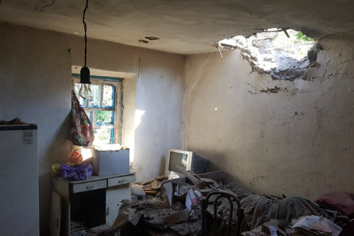 Появились фото и видео последствий обстрела боевиками Николаевки Появились фото и видео последствий обстрела боевиками Николаевки