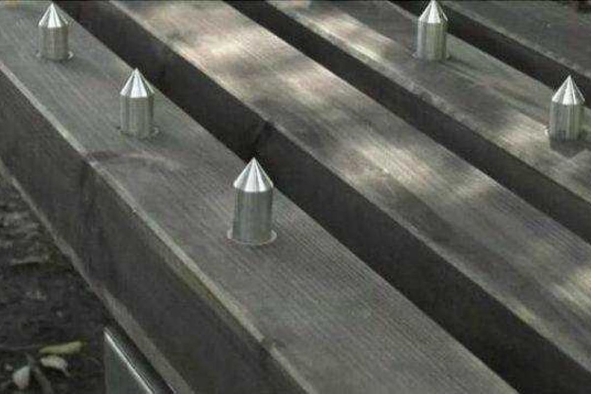 В Симферополе появились платные скамейки с шипами, - блогер В Симферополе появились платные скамейки с шипами, - блогер