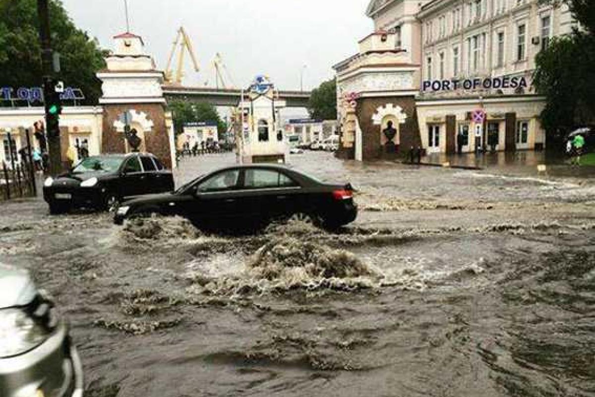 Месячная норма осадков выпала в Одессе: главпочтамт залило водой Месячная норма осадков выпала в Одессе: главпочтамт залило водой