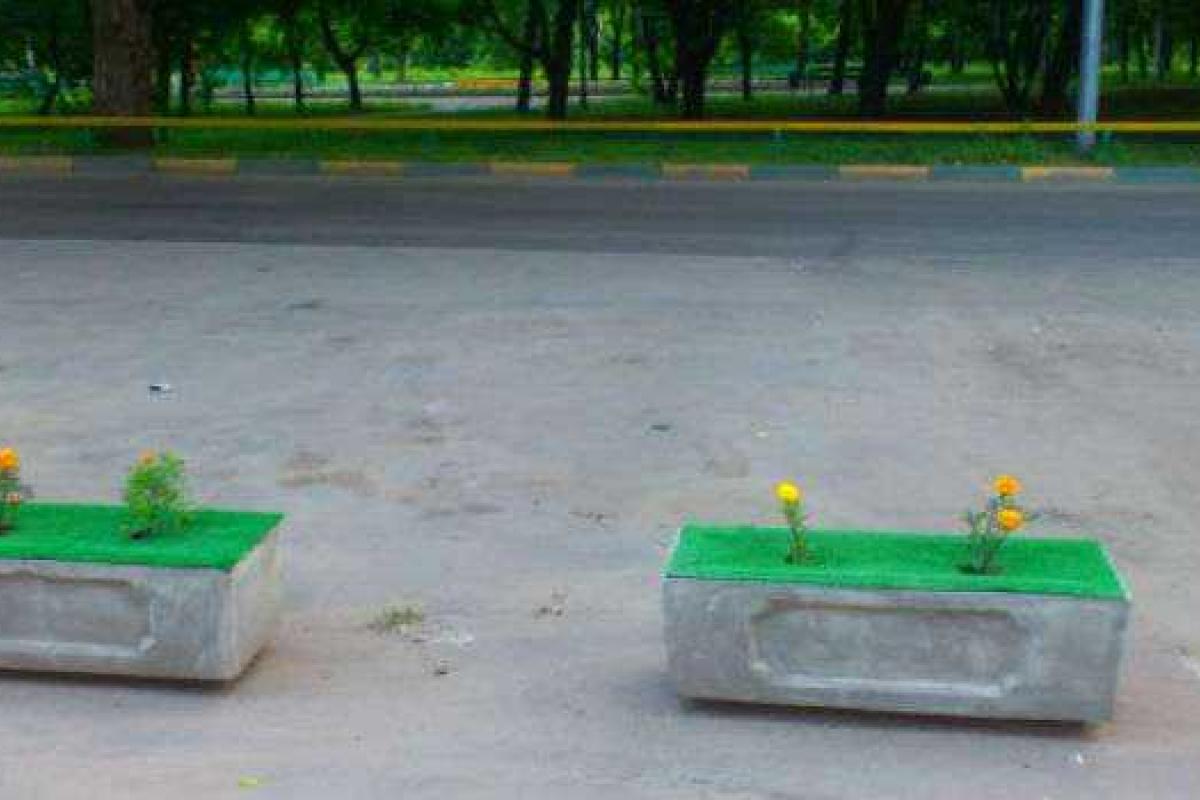 Улицы Москвы теперь украшают цветы в гробах Улицы Москвы теперь украшают цветы в гробах