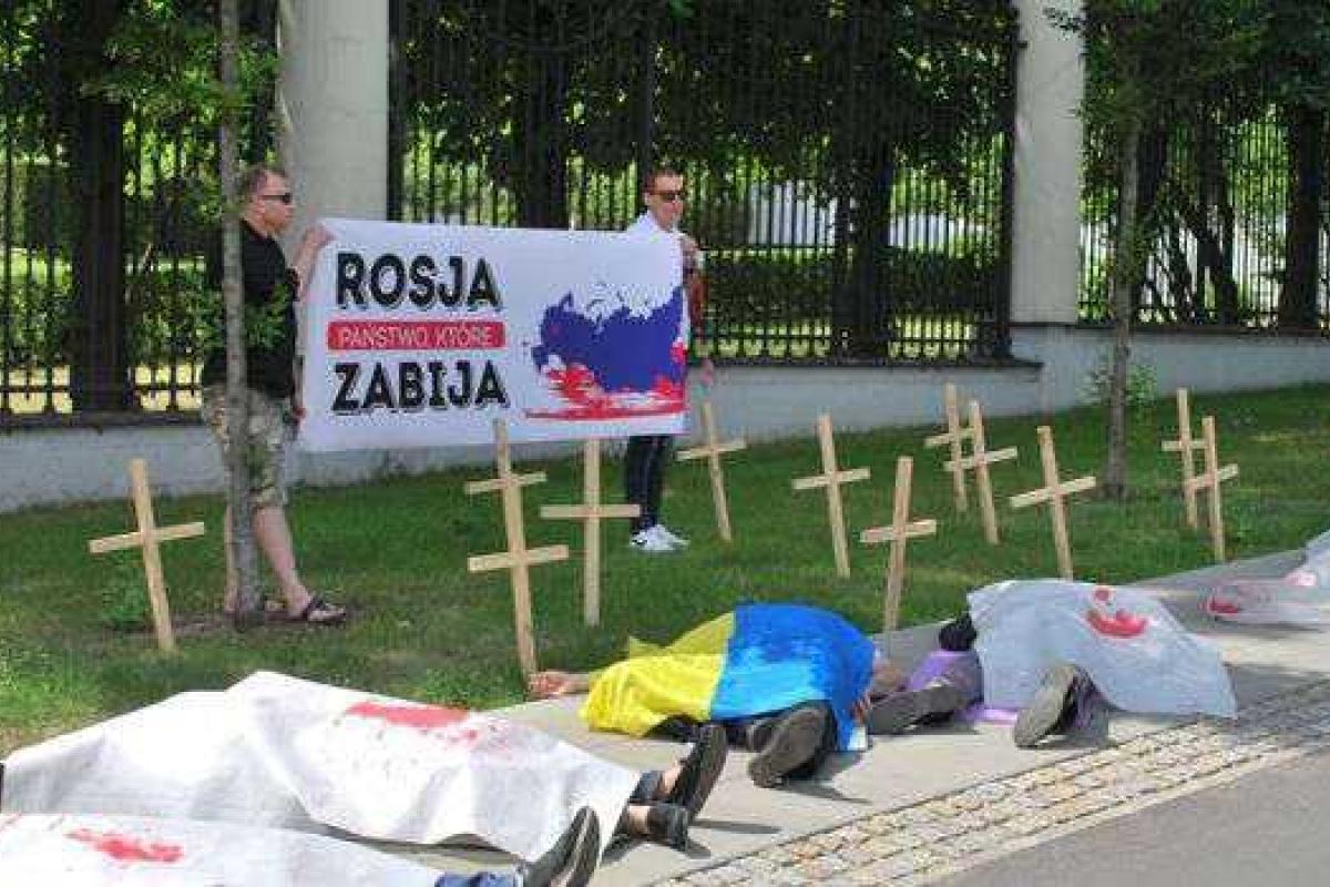 Украинцы в Польше провели флешмоб «Россия – страна, которая убивает» Украинцы в Польше провели флешмоб «Россия – страна, которая убивает»