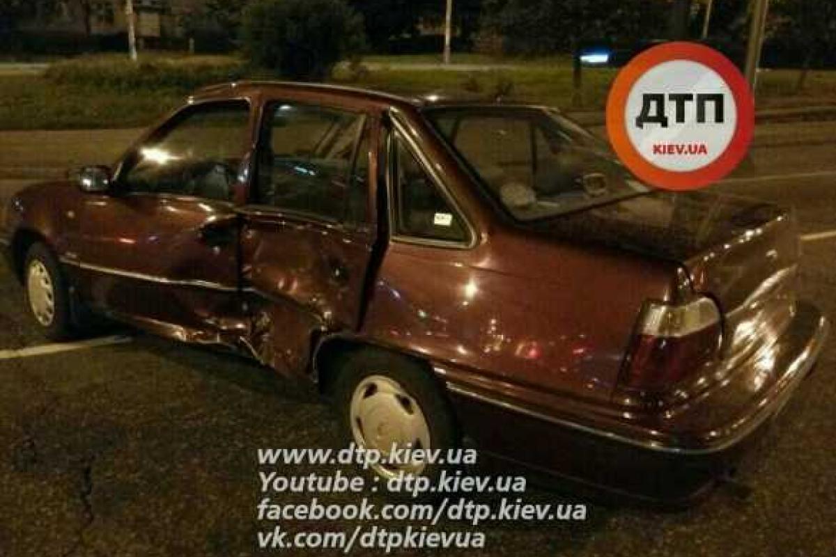 Пьяное ДТП в Киеве: Нексия протаранила Фольксваген Пьяное ДТП в Киеве: Нексия протаранила Фольксваген