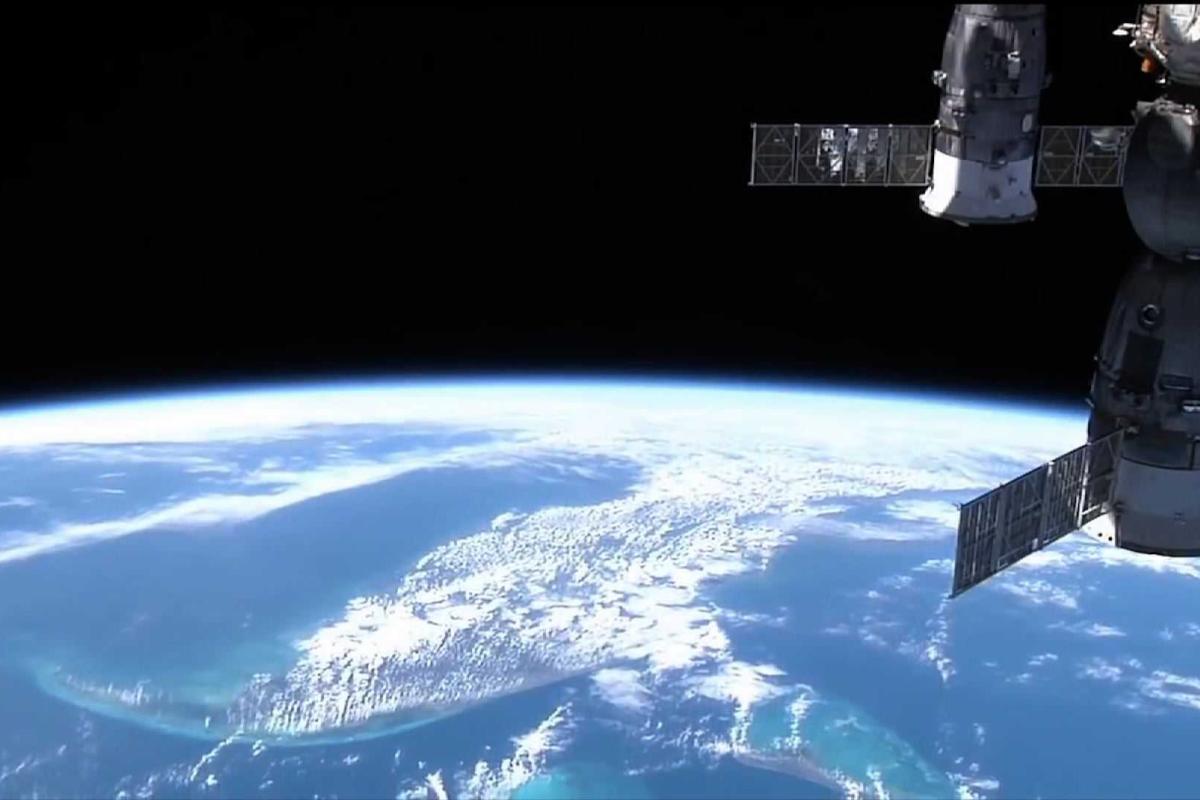 Камера МКС засняла стыковку НЛО с космической станцией