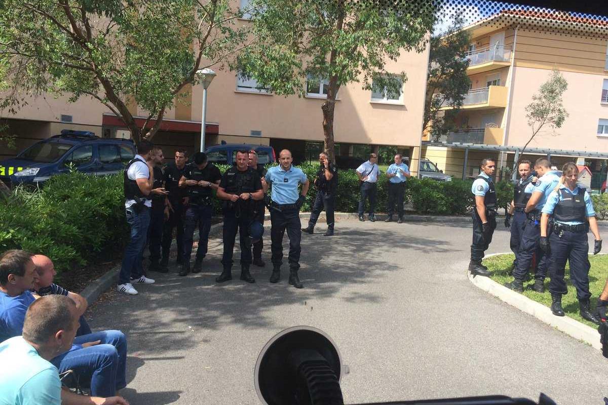 Депортация россиян из Франции: часть фанатов увозят на авто, оставшихся в автобусе готовятся "зачищать" Депортация россиян из Франции: часть фанатов увозят на авто, оставшихся в автобусе готовятся "зачищать"