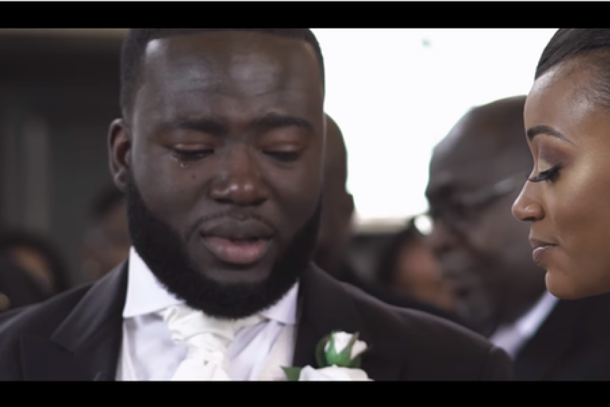 В Сети появилось видео, на котором эмоциональный жених расплакался на собственной свадьбе