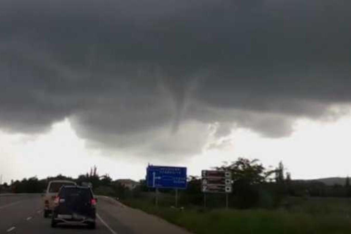 По Крыму пронесся смерч: опубликовано видео По Крыму пронесся смерч: опубликовано видео
