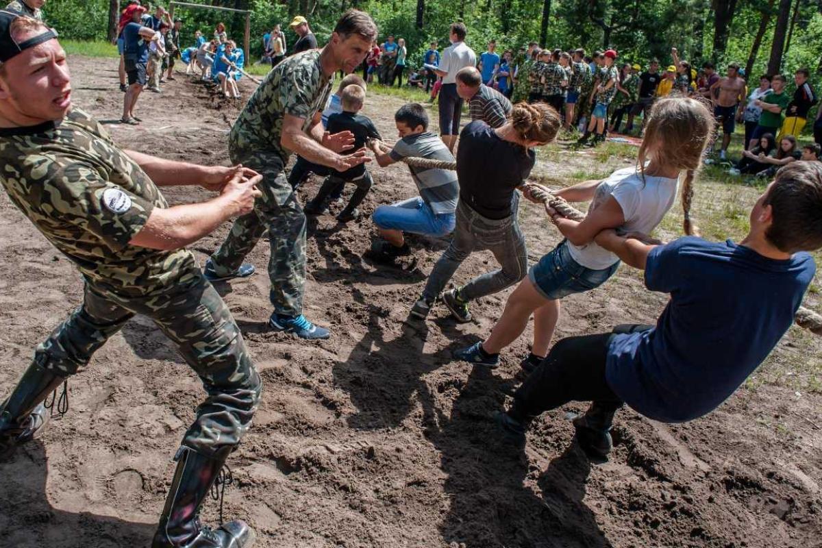 На Киевщине на военно-патриотических соревнованиях потеряли сознание несколько детей На Киевщине на военно-патриотических соревнованиях потеряли сознание несколько детей