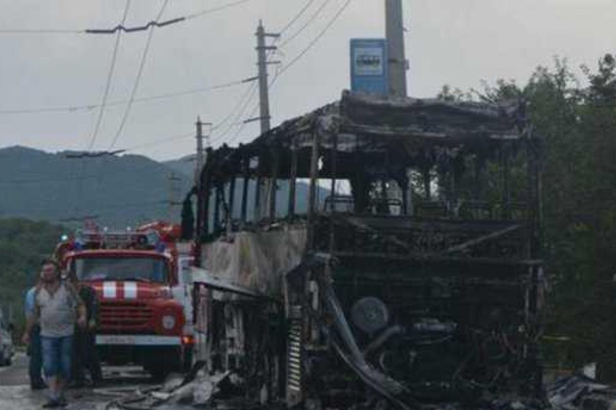 В Крыму дотла сгорел туристический автобус, перевозивший детей В Крыму дотла сгорел туристический автобус, перевозивший детей