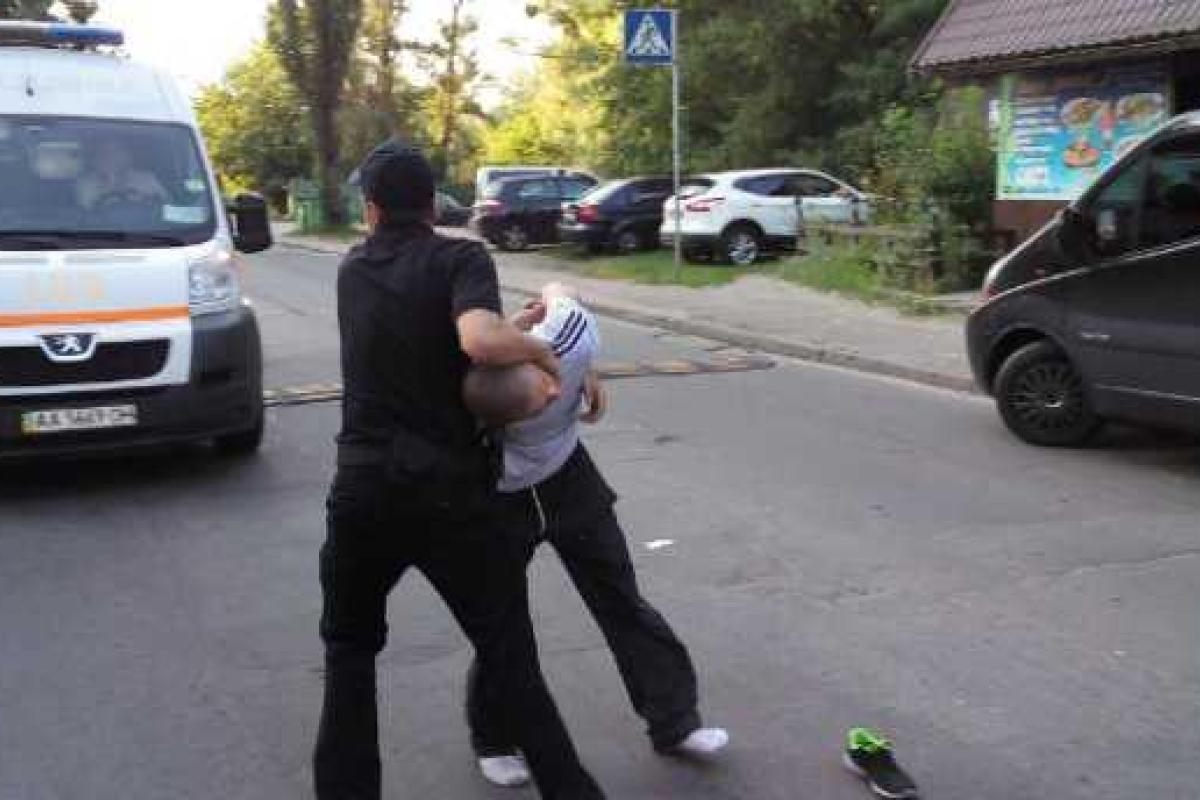 В Киеве пьяный водитель сбил ребенка: от разъяренных людей его спасла полиция В Киеве пьяный водитель сбил ребенка: от разъяренных людей его спасла полиция