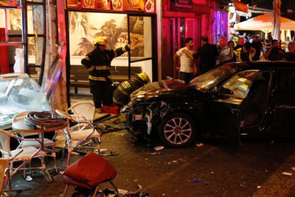 В Тель-Авиве жуткое ДТП: автомобиль наехал на ресторан, есть погибшие В Тель-Авиве жуткое ДТП: автомобиль наехал на ресторан, есть погибшие