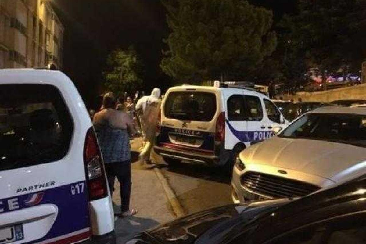 В Марселе убиты два человека, тяжело ранена 14-летняя девочка В Марселе убиты два человека, тяжело ранена 14-летняя девочка