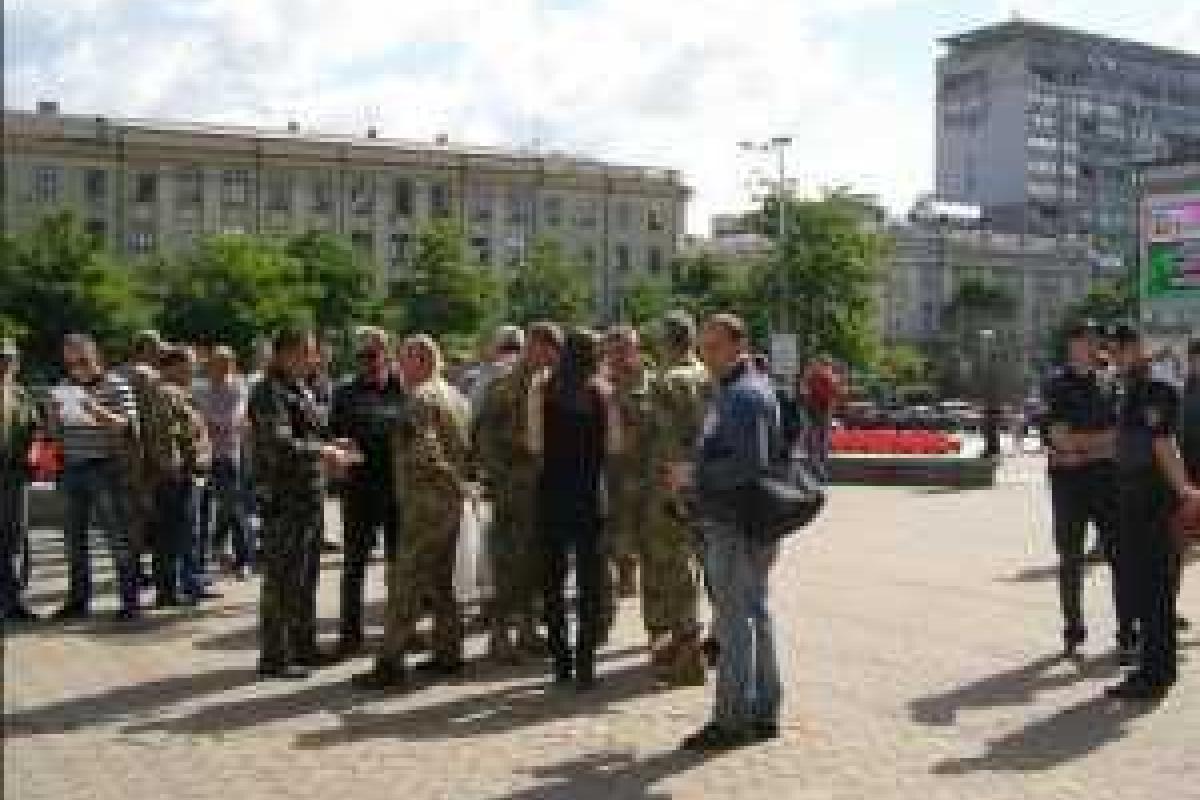 В Днепре участники АТО протестуют под мэрией и требуют предусмотренные законом земельные участки В Днепре участники АТО протестуют под мэрией и требуют предусмотренные законом земельные участки