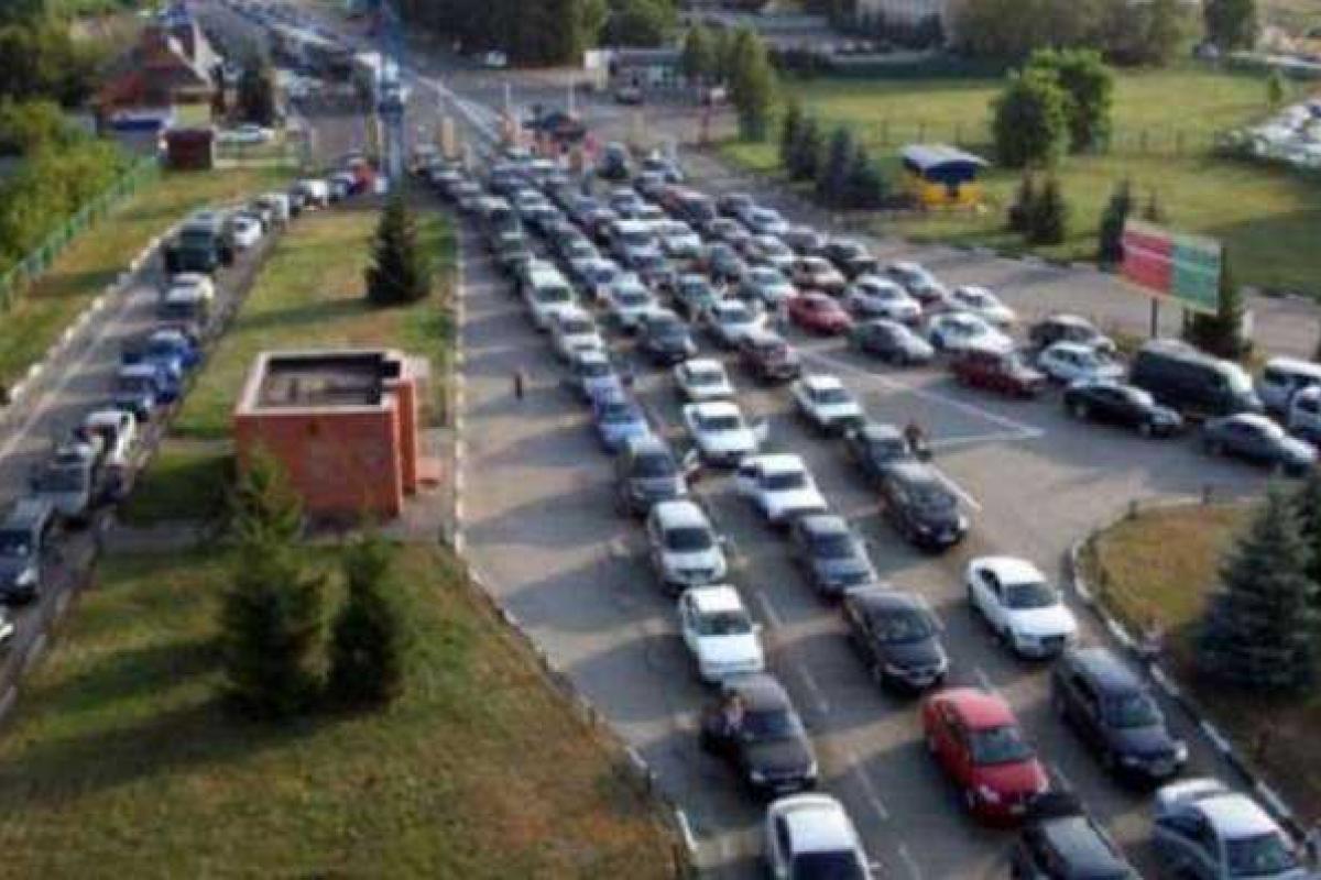 На украинско-польской границе огромная очередь: почти три сотни автомобилей хотят пересечь границу На украинско-польской границе огромная очередь: почти три сотни автомобилей хотят пересечь границу