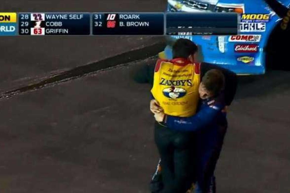 Автогонщики NASCAR устроили "разборки" после гонки Автогонщики NASCAR устроили "разборки" после гонки