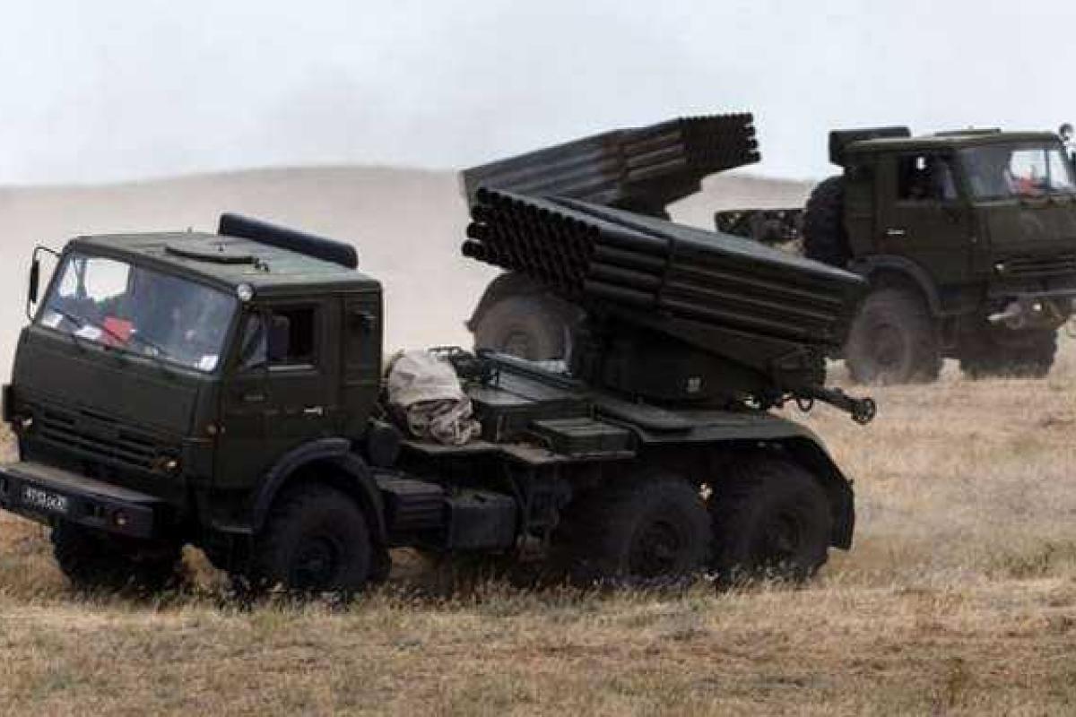 Боевики разместили «Грады» и танки под оккупированным Донецком Боевики разместили «Грады» и танки под оккупированным Донецком