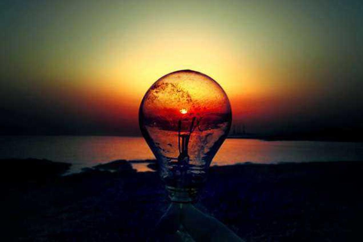 В Ялте начали устанавливать памятник в виде 2-х электрических лампочек  В Ялте начали устанавливать памятник в виде 2-х электрических лампочек