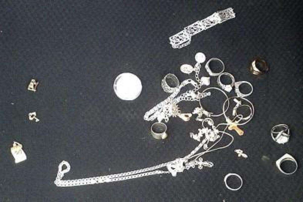 На блокпосту задержали мужчину с полным носком ювелирных украшений На блокпосту задержали мужчину с полным носком ювелирных украшений